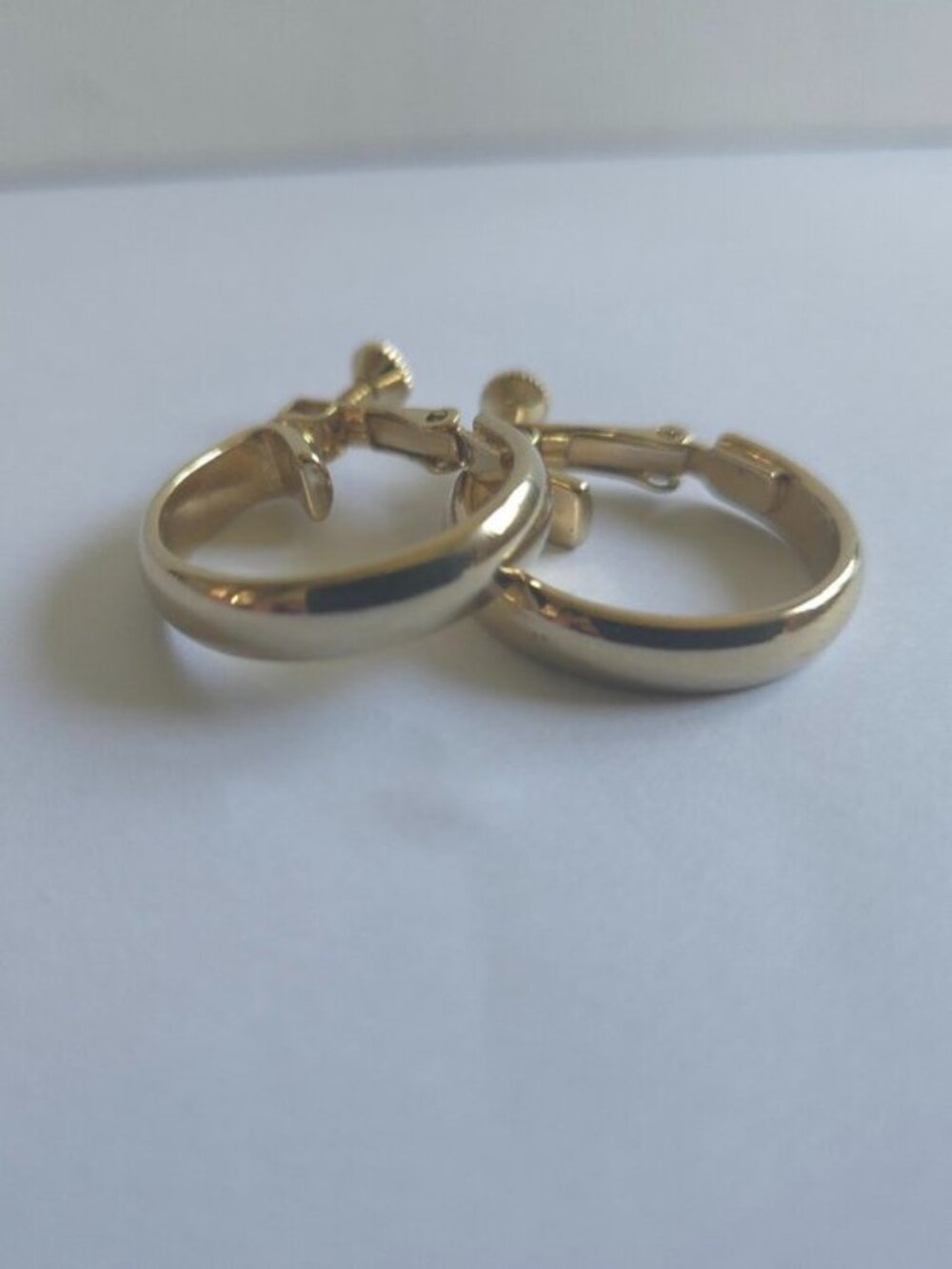 Vintage Gold Tone Classic Hoop Earrings Screw Back Clip On Minimalist Huggie